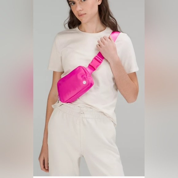 NEW! Lululemon Everywhere Beltbag 1L Sonic Pink! - Picture 5 of 9